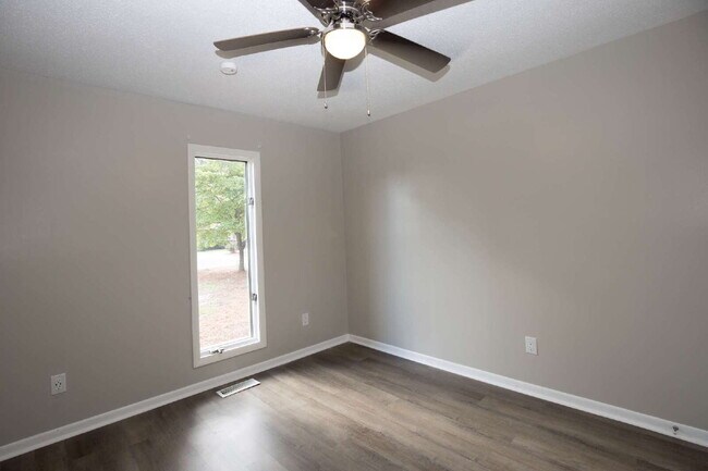 Building Photo - "Charming 3-Bedroom Retreat with Granite Touches and Cozy Fireplace on Winchester Rd!"