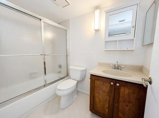 Building Photo - 2900 NW 42nd Ave