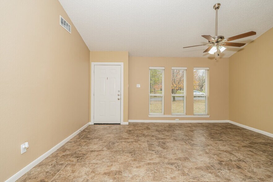Building Photo - 1205 High Valley Dr