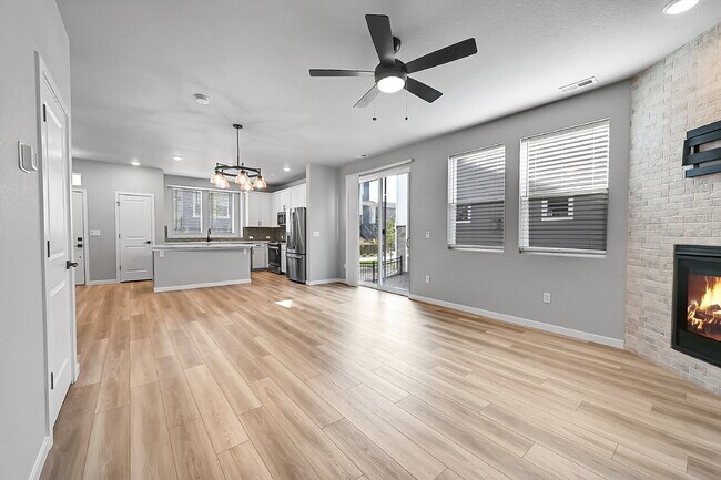 Building Photo - $2,495.00, 3 bed,2.5 bath located in Color...