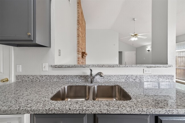 Building Photo - 5205 Beaverbrook Dr