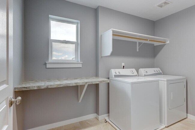 Building Photo - Very Clean 4 Bed/2.5 Home In Kuna!