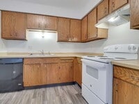 Building Photo - 3 Bedroom Apartment with new flooring and ...