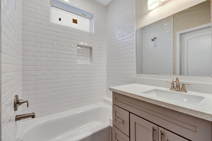 Building Photo - 21 Latham