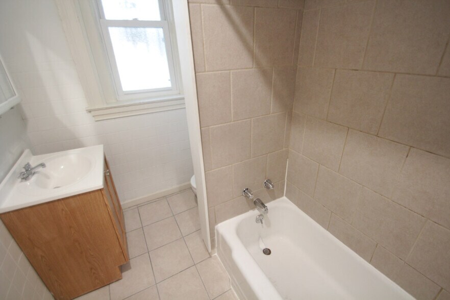 Building Photo - 407 Franklin Ave