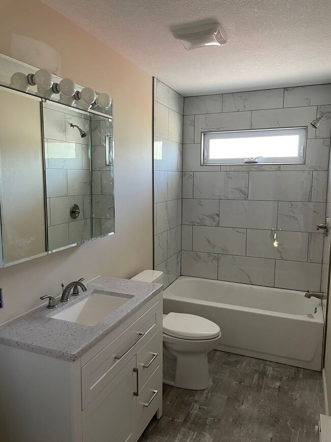 Building Photo - 2 Bedroom, 1 Bathroom Duplex in Camanche, IA