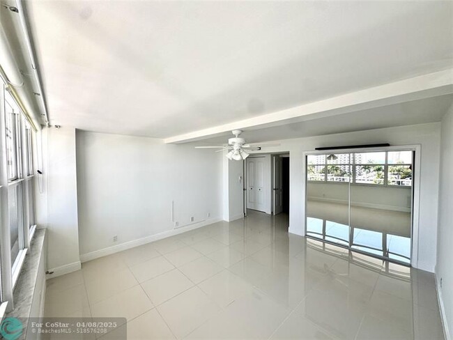 Building Photo - 2800 E Sunrise Blvd