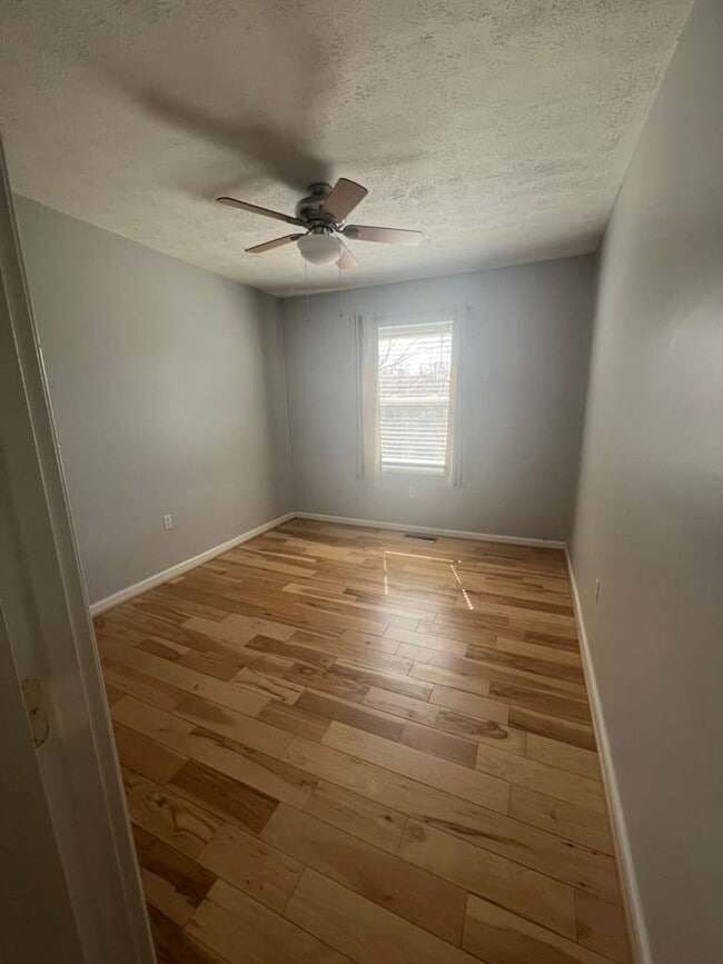 Building Photo - Lake Grove