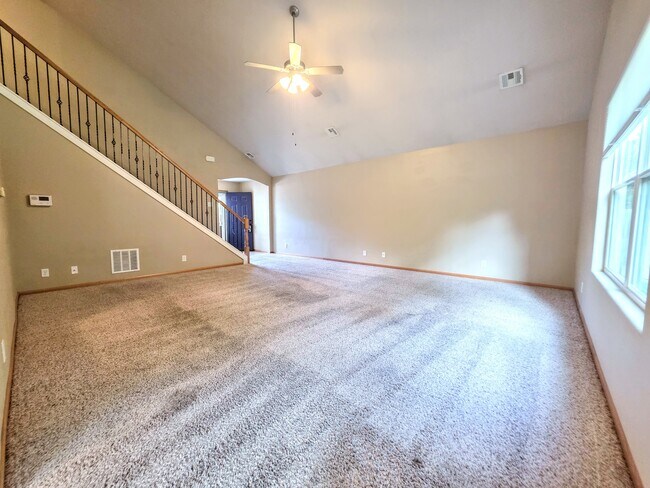 Building Photo - 606 Highland Ridge Dr