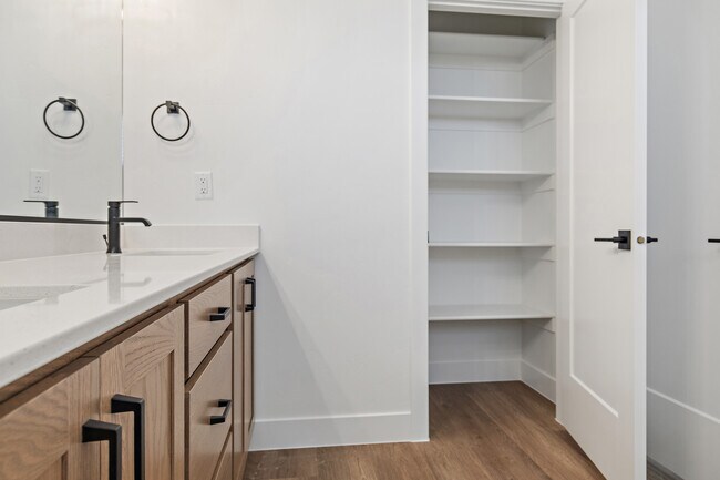 Building Photo - 1082 W Albertine Ln