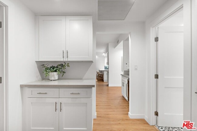 Building Photo - 321 S San Vicente Blvd
