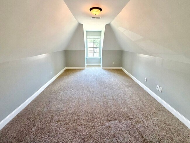 Building Photo - 807 Magnolia Ln