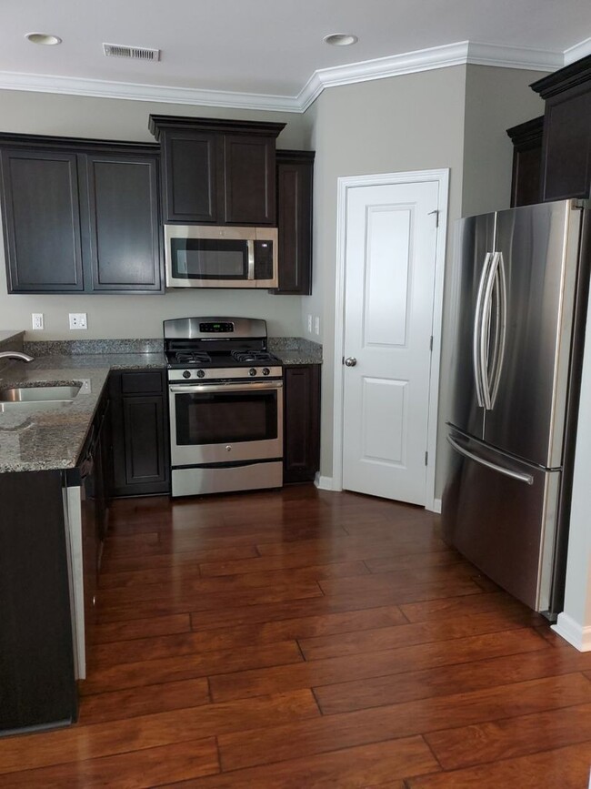 Building Photo - Beautiful 3 Bedroom 2.5 Bath Home Brooklan...