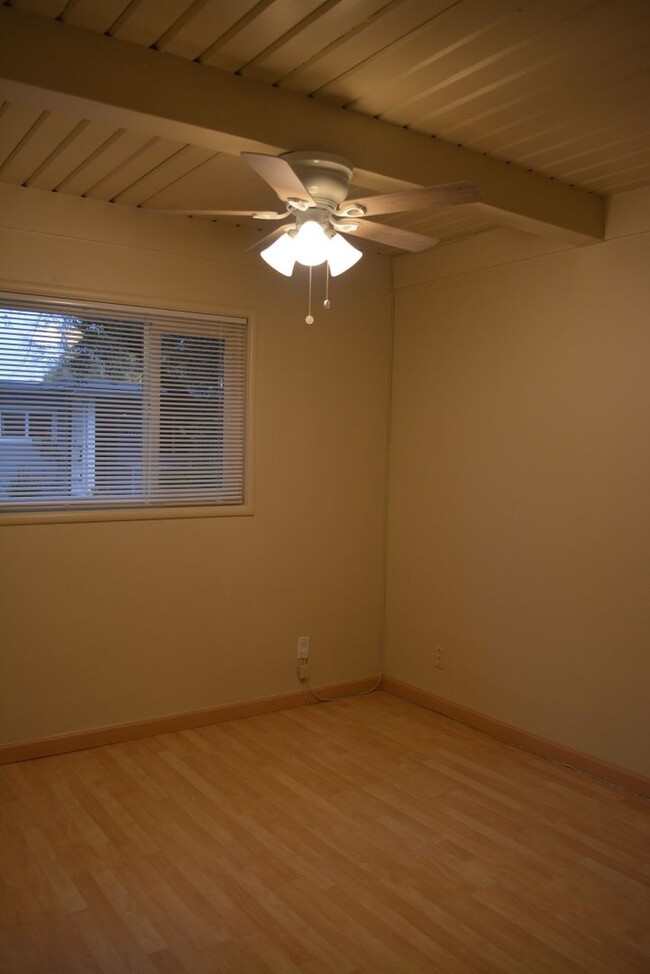 Building Photo - 2 bedroom Condo in Santa Paula Manor!