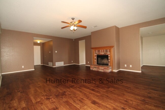 Building Photo - Fabulous Five Bedrooms!