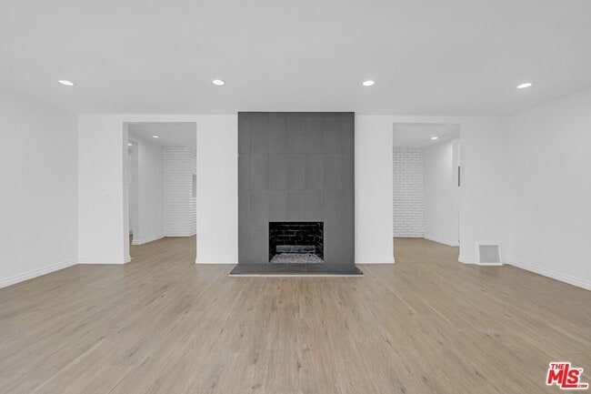 Building Photo - 621 N Bedford Dr