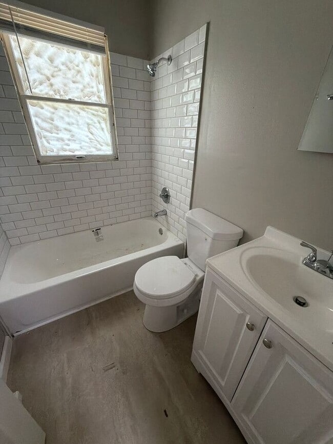 Building Photo - Beautiful 3 Bed 1 Bath For Rent!