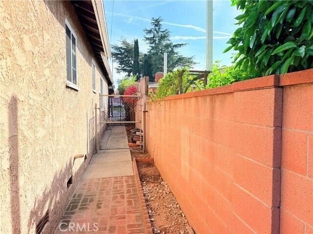 Building Photo - 15459 Three Palms St