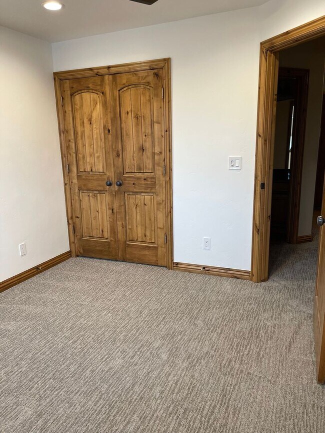 Building Photo - Gorgeous home in Orem