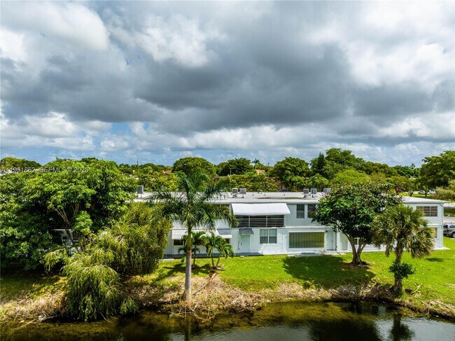 Building Photo - 20310 NE 2nd Ave