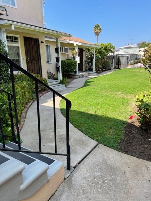 court yard - 7008 Flight Ave