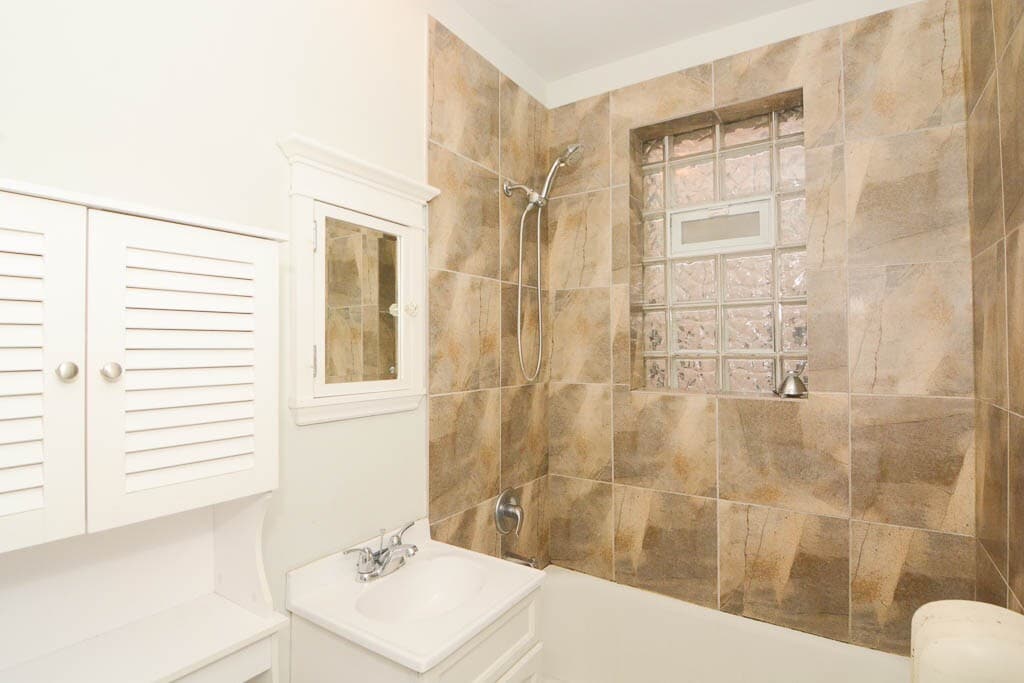 Building Photo - 547 W Surf St