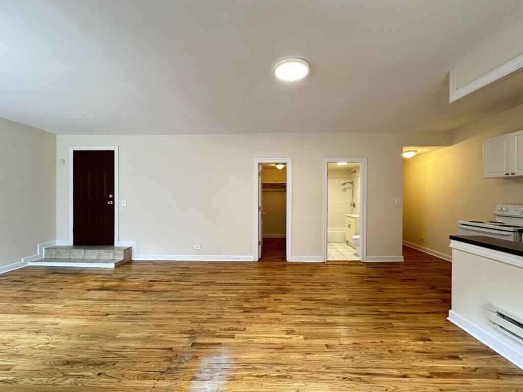 Building Photo - 553 W Aldine Ave