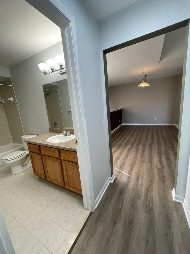 Building Photo - Bright Upper Condo with Garage | Near Shopping & Trails