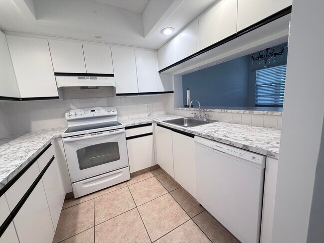 Building Photo - 1300 SW 125th Ave