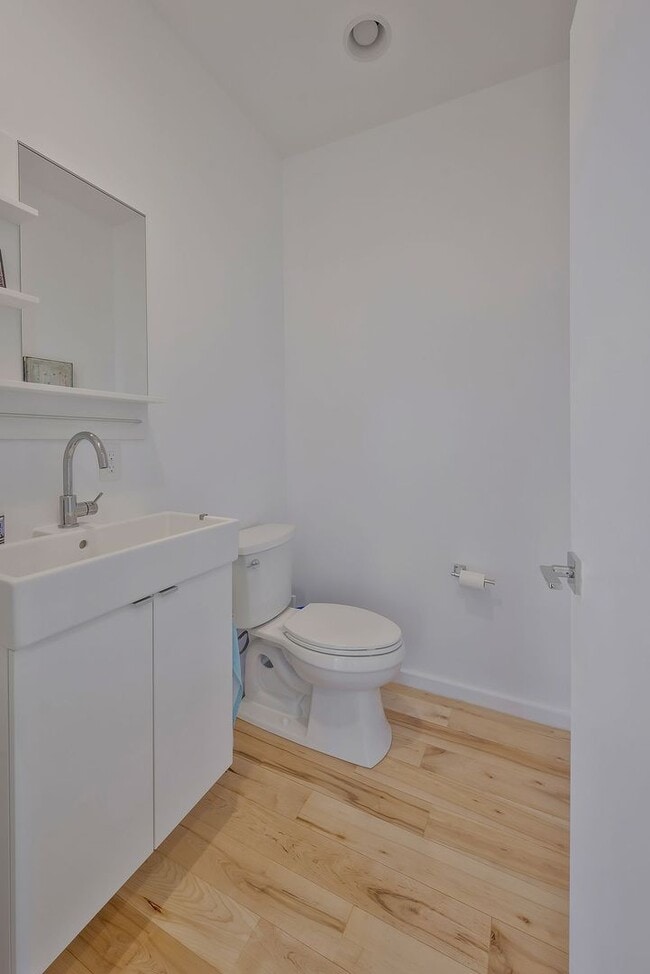 Building Photo - Custom-Built 4 Bed/ 2 Full + 2 Half Bath Modern Home at the base of Love Circle, Fully Furnished,...