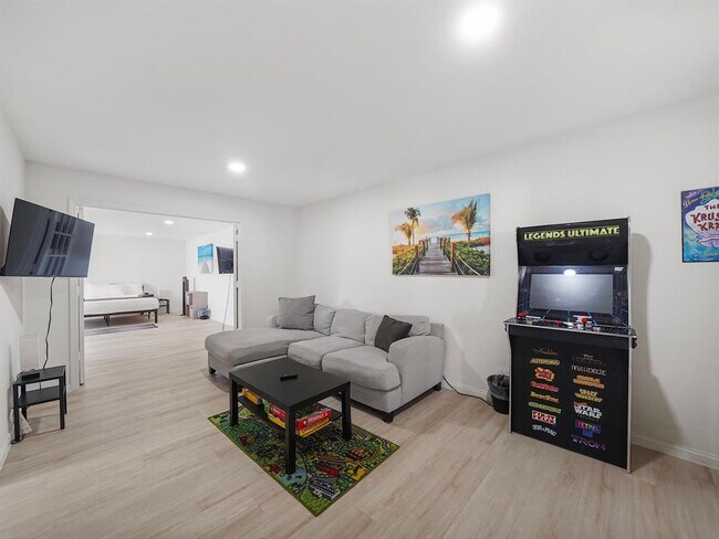 Building Photo - 8007 Beluche Dr
