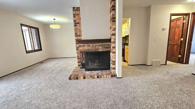 Building Photo - "Charming 3-Bed Townhouse with 2 Full Baths and Spacious 1,492 Sq Ft in Maple Grove!"