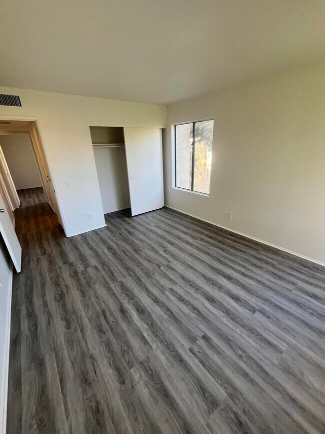 Building Photo - 1407 N Sunrise Way