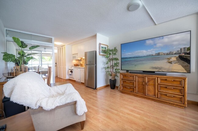 Building Photo - Oceanfront Kaimana Beach Studio at Sans Souci