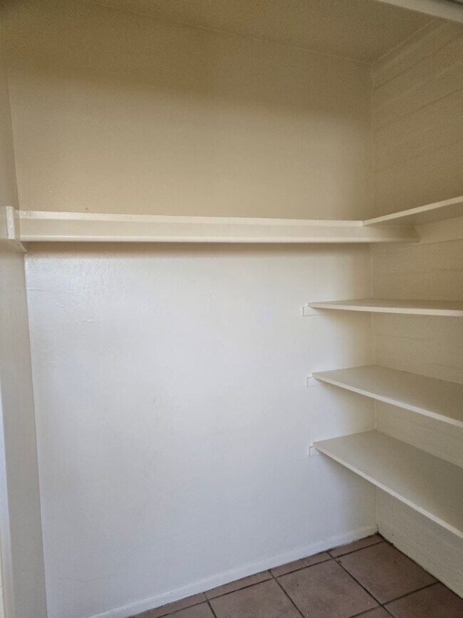 Building Photo - Cozy 1-bed, 1-bath unit (B) in a duplex located in