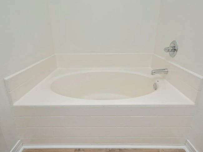 Building Photo - 4 bedroom 2.5 bathroom