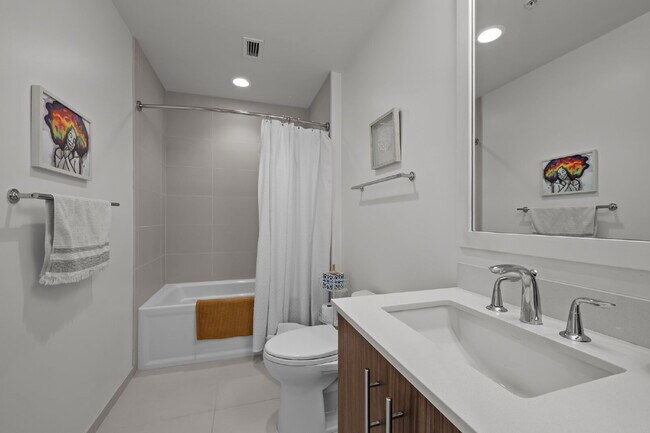 Building Photo - "Luxury Urban Living: Stunning 2-Bed, 2-Ba...