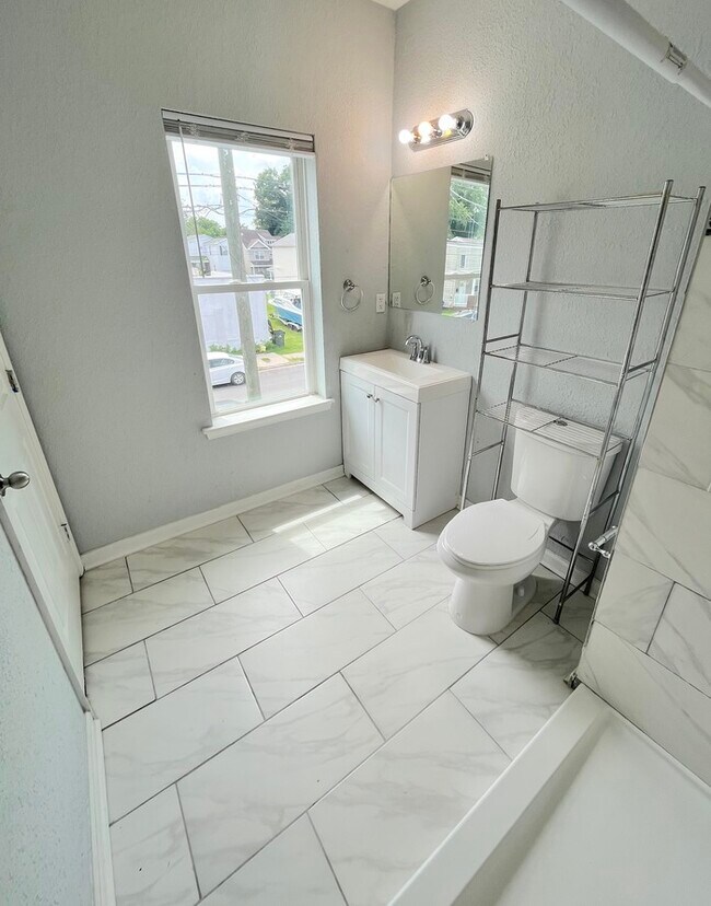 Building Photo - COME MEET YOUR NEW HOME! BRAND NEW & UPDATED!