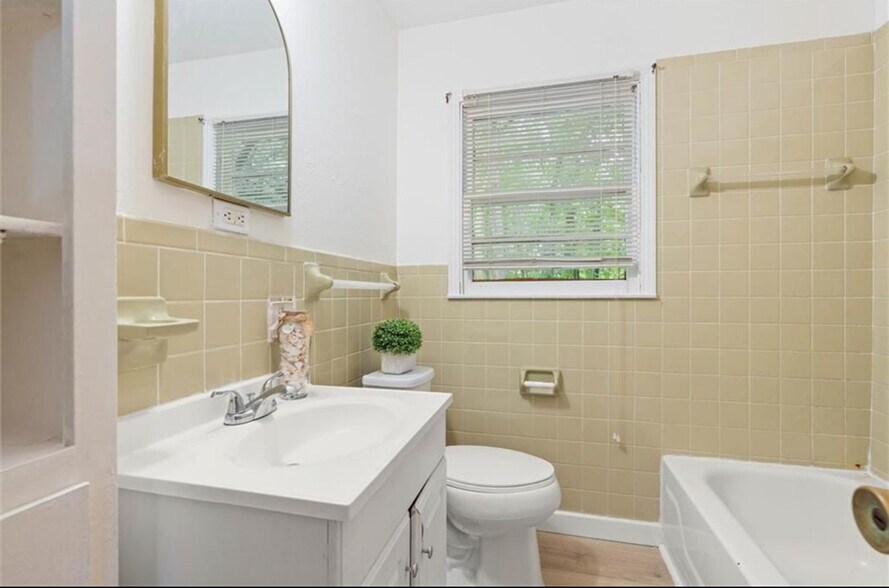 Building Photo - 1208 Creekway Dr