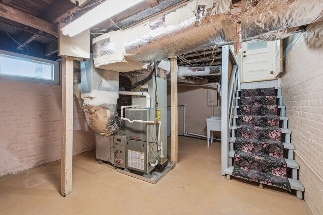 Building Photo - 1301 Clarke St