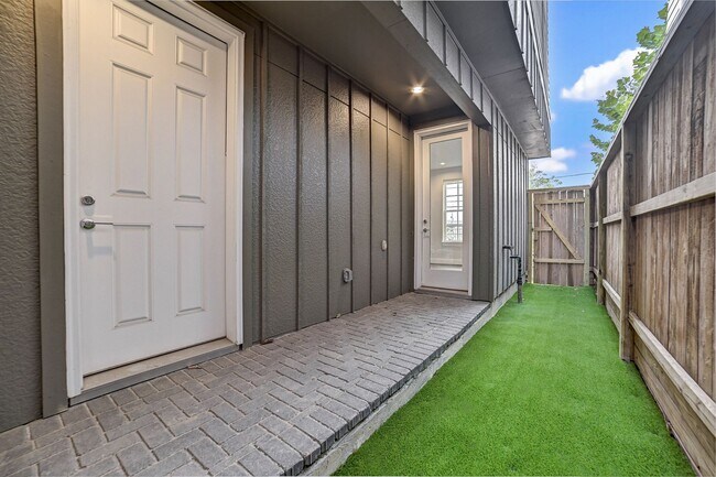Building Photo - Stunning Modern Townhome in Central Location!