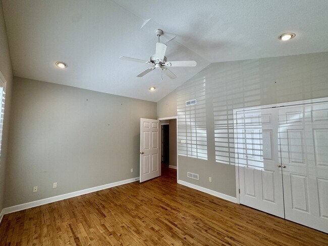 Building Photo - 124 Vinita Ln
