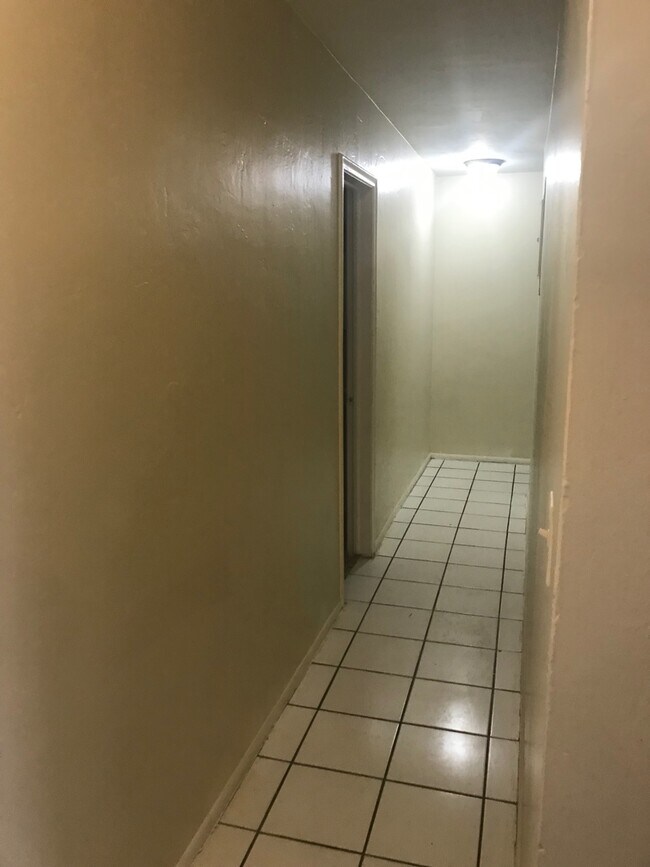 Building Photo - Large 3-1.5