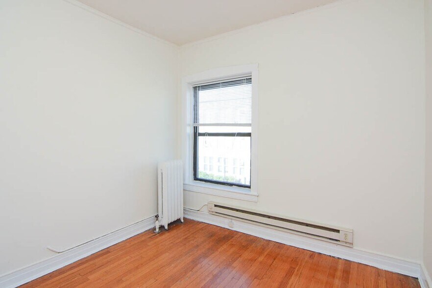 Building Photo - 832 W Waveland