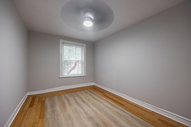 Building Photo - 6304 N Oakley Ave