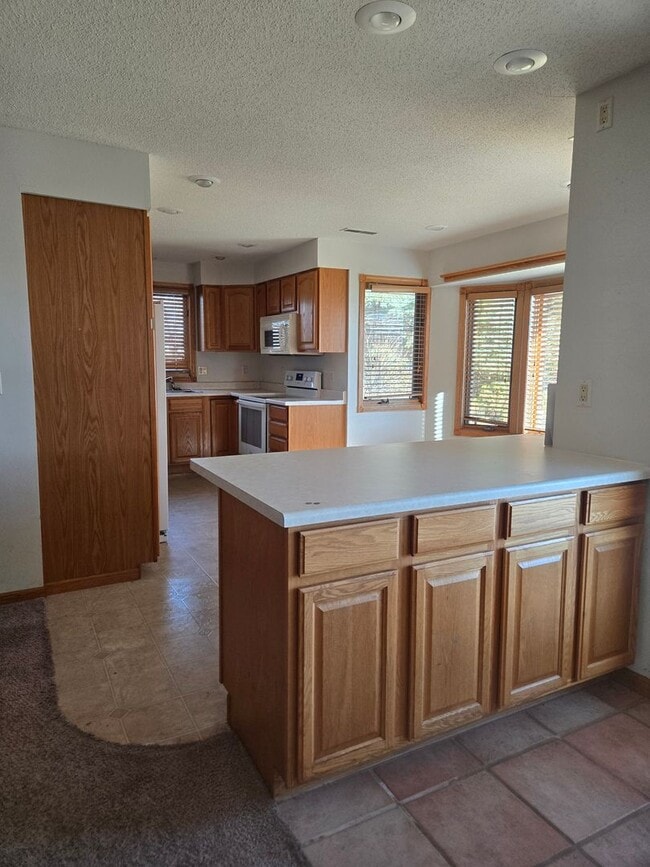 Building Photo - Home on the Lake