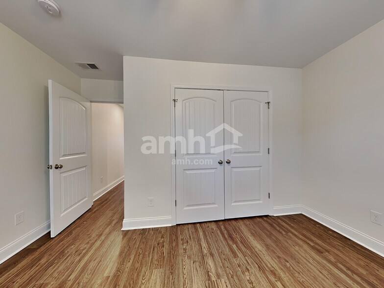 Building Photo - 104 Stagecoach Ln