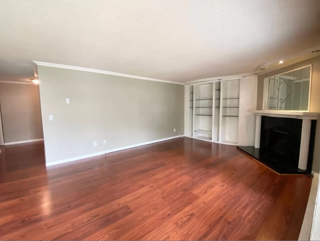 Building Photo - Spacious top floor condo with 3 sizable bedrooms & 2 baths