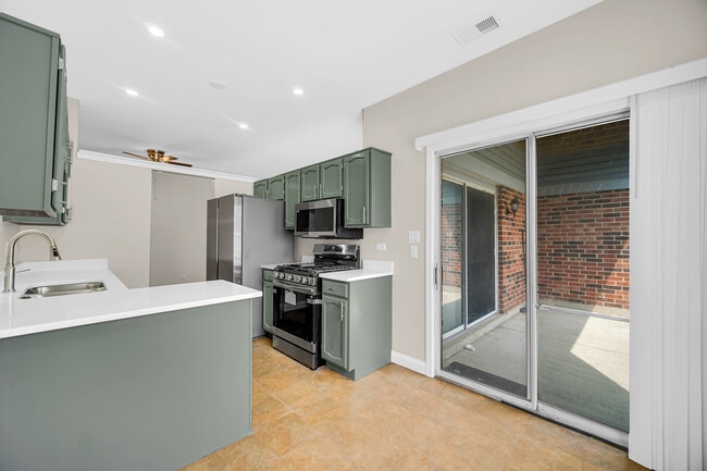 Building Photo - 1661 Commodore Ct
