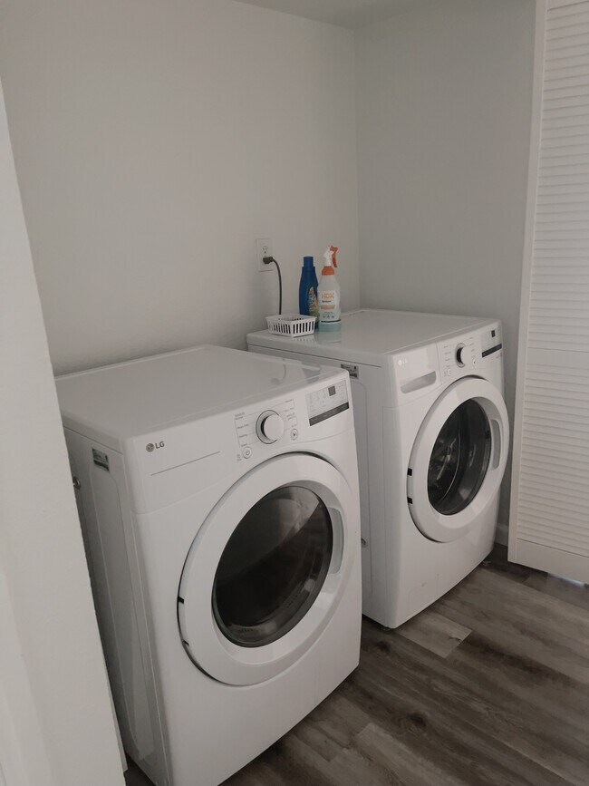 Building Photo - 7104 Elliot Ct